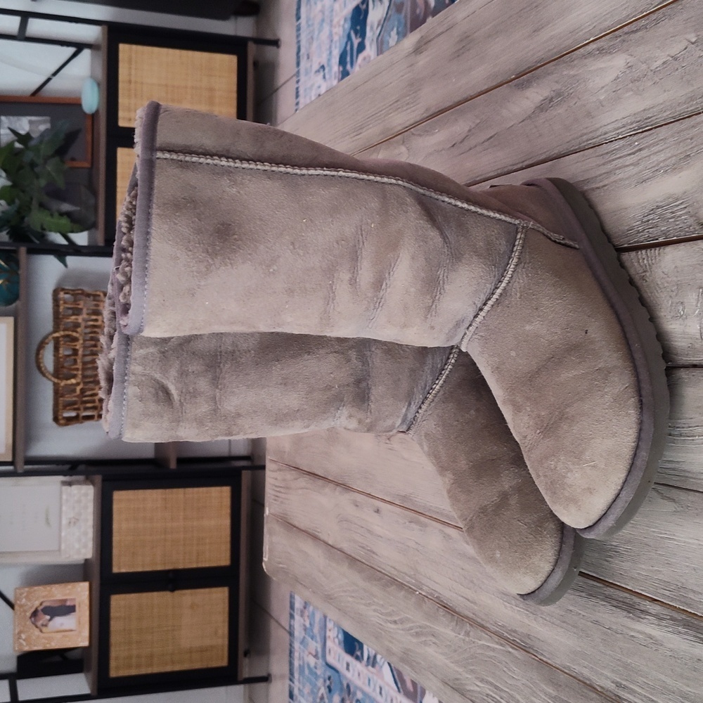 UGG SUEDE TALL BOOTS IN GREY 🩶 SIZE WOMANS 6 🩶